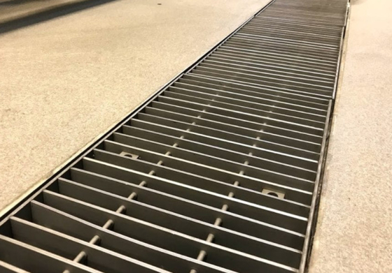 Galvanized Metal Catwalk Flooring Steel Walkway Grating For Chemical Plant 25*5mm