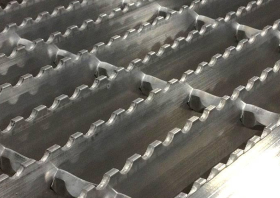 Q235 Low Carbon Steel Walkway Grating Serrated Type For Stair Tread 25*5mm