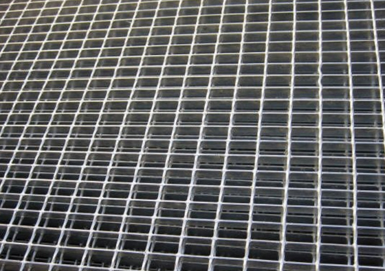 Q235 Low Carbon Steel Walkway Grating Serrated Type For Stair Tread 25*5mm