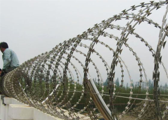 Strong Sharp Razor Barbed Tape Wire Hot Dipped Galvanized 2.5mm Bto-22 Security