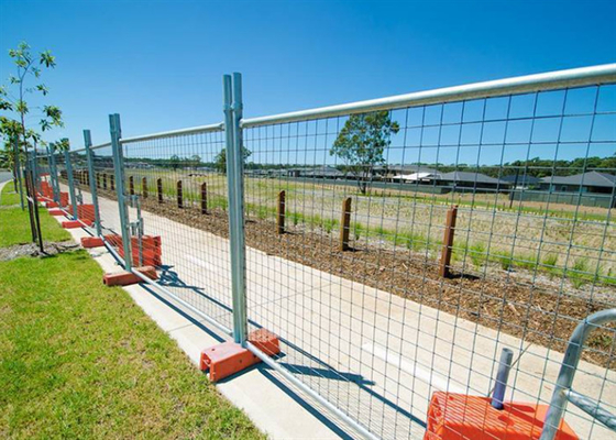 กว้าง 4 มิลลิเมตร สายไฟฟ้า รั้วชั่วคราว welded สําหรับสถานที่ก่อสร้าง