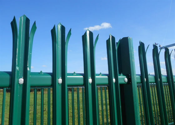 PVC ปกปิดความปลอดภัย Palisade รั้ว W สีขาว 2.1 * 2.4m สําหรับที่อยู่อาศัย